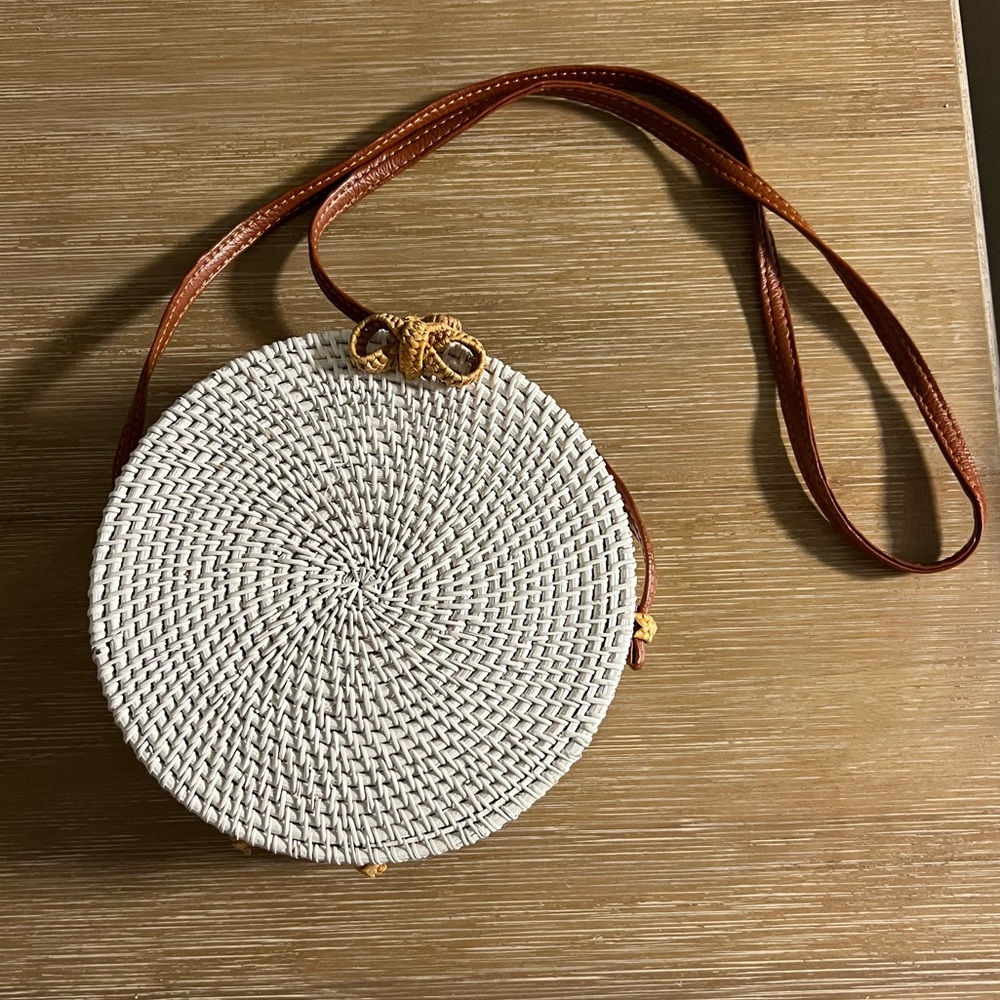 White Round Woven Wicker Crossbody Bag - Picture 3 of 7
